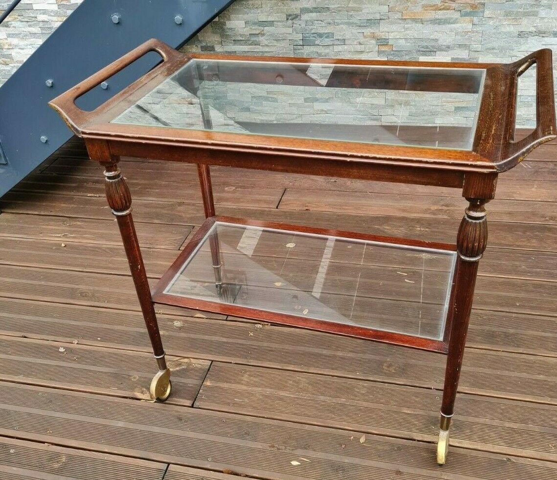 Serving on wooden and glass wheels