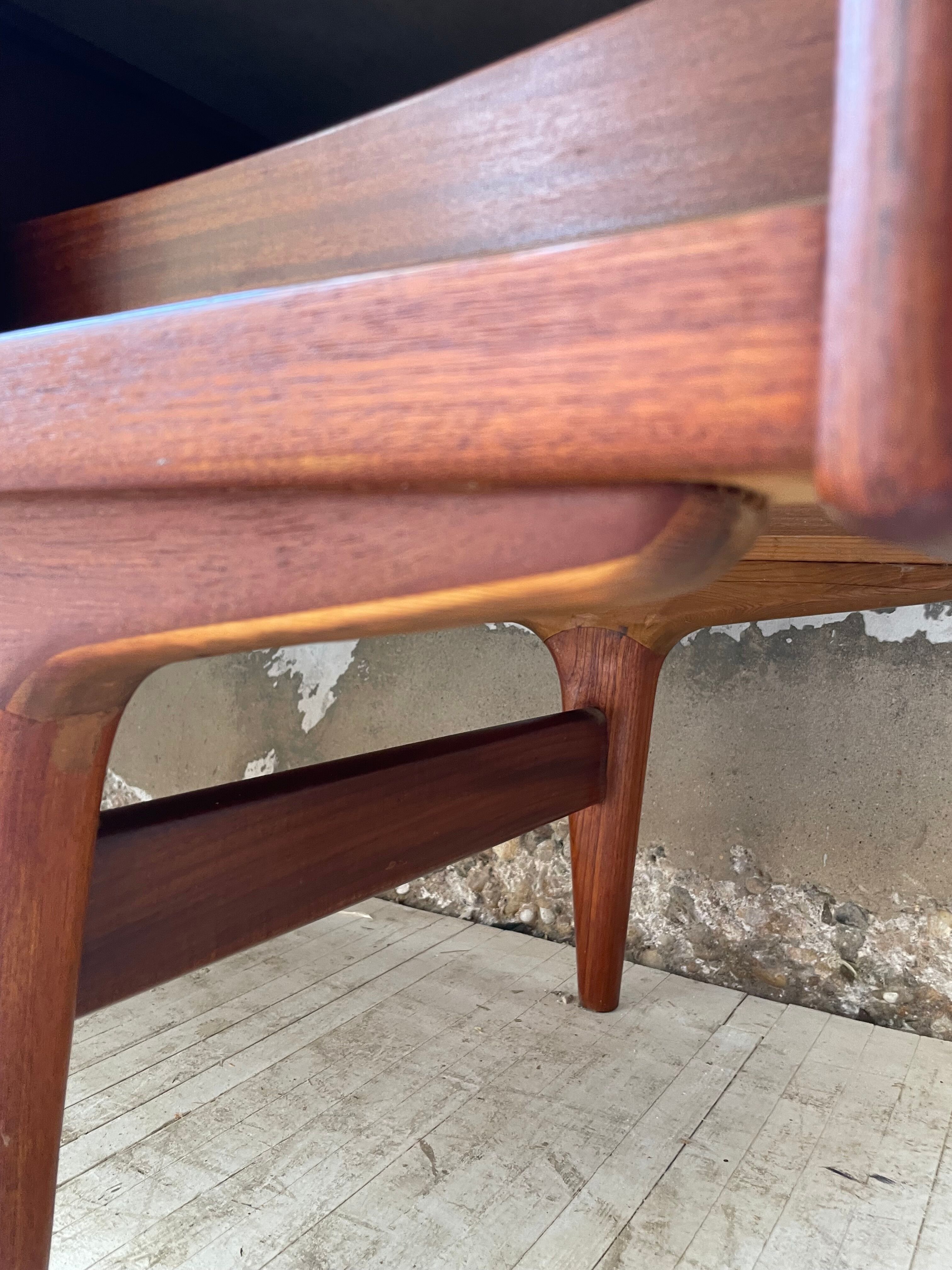 Teak row Johannes Andersen Samcom