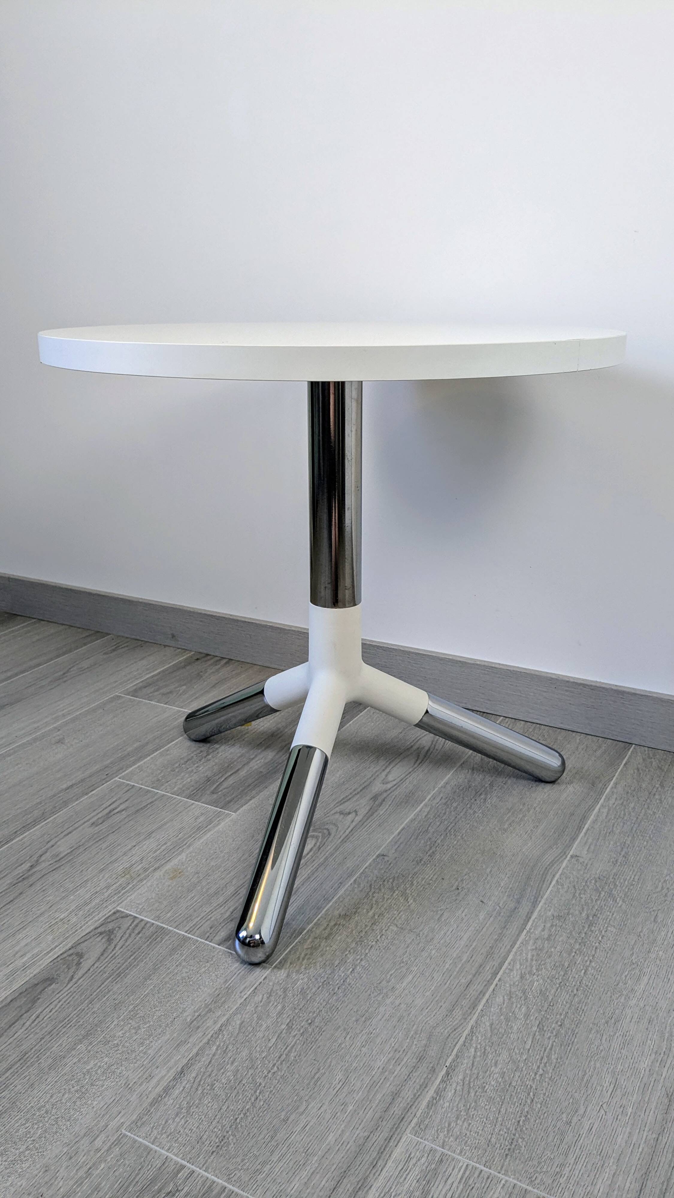 Matéria white side table, contemporary design, chrome-plated metal