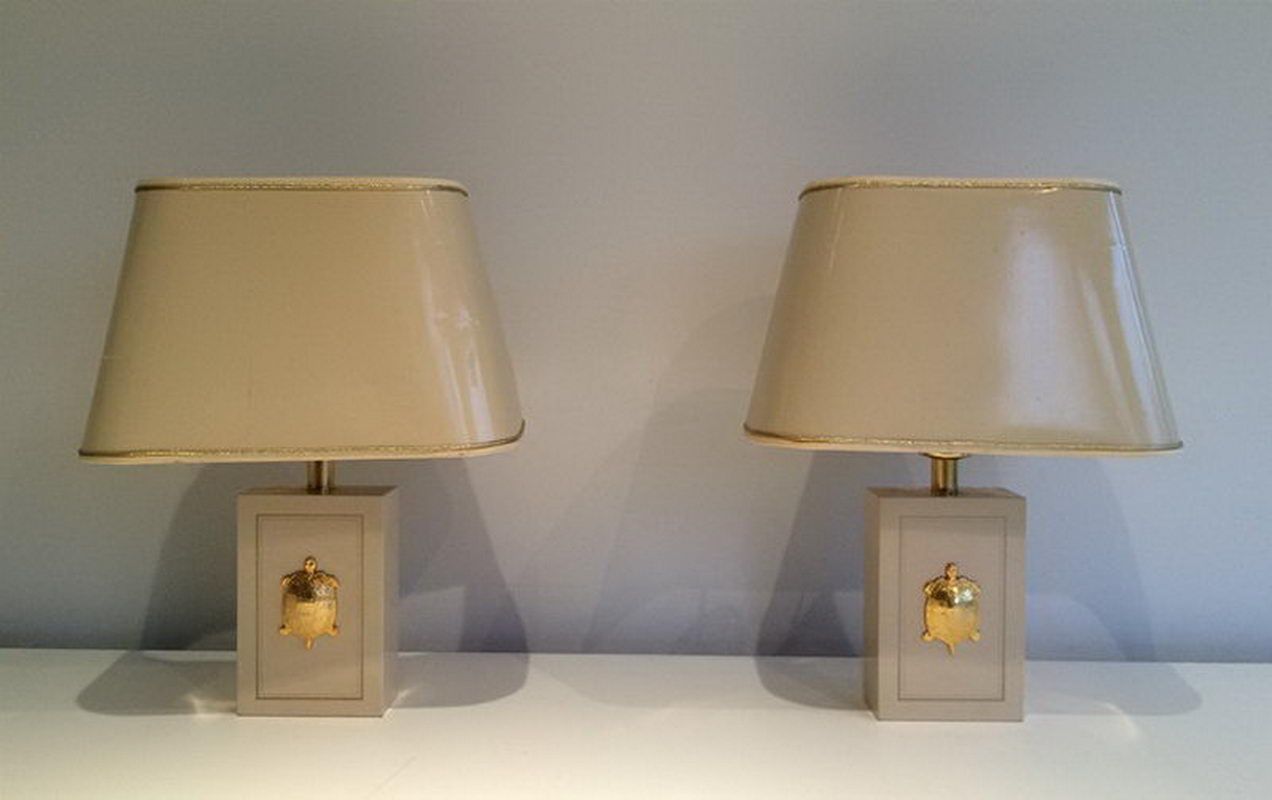 Paire de lampes à décor de tortues dorées
