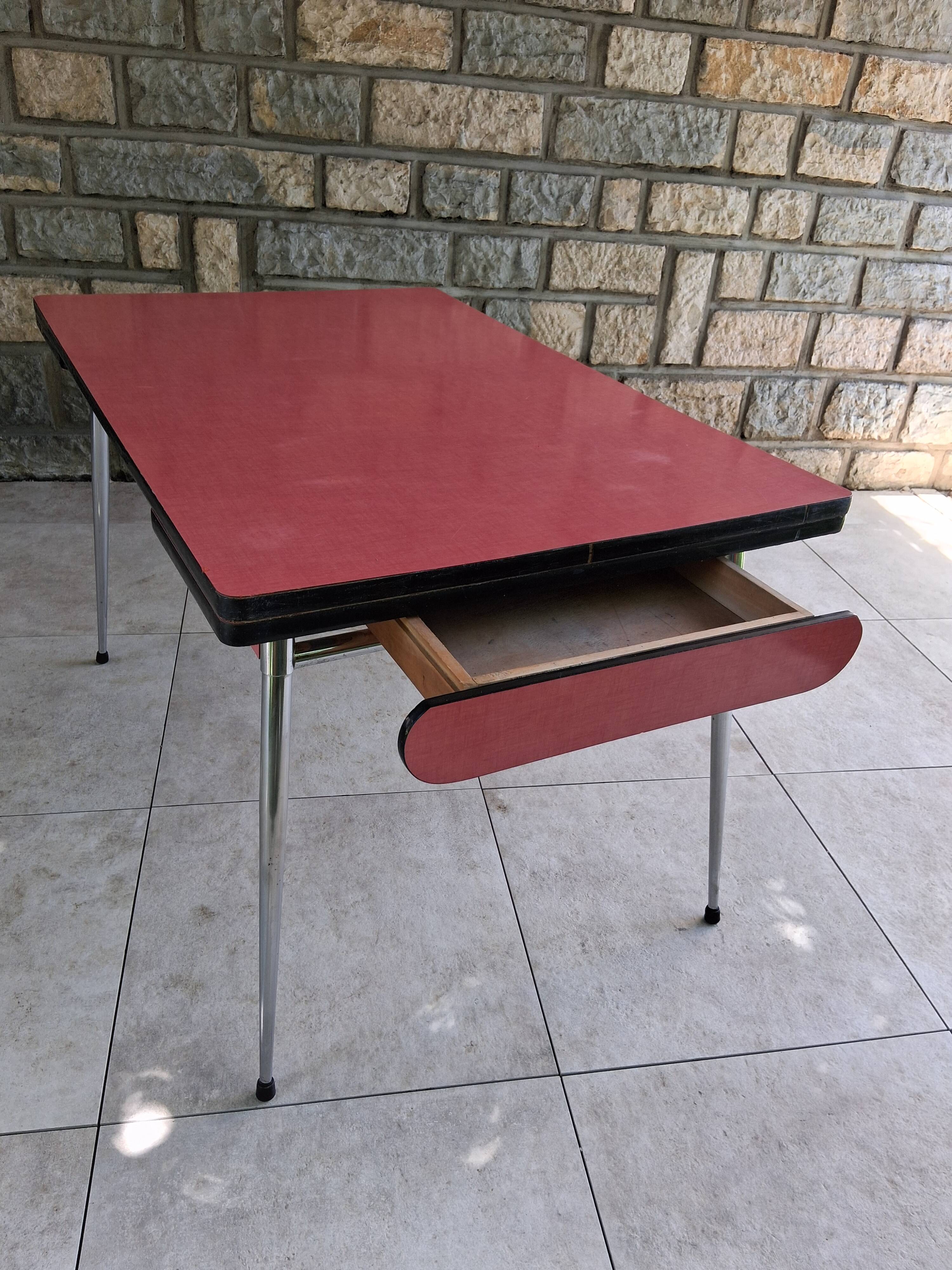 Table de cuisine vintage en formica framboise – 2 tiroirs & 2 rallonges – a