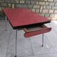Table de cuisine vintage en formica framboise – 2 tiroirs & 2 rallonges – a