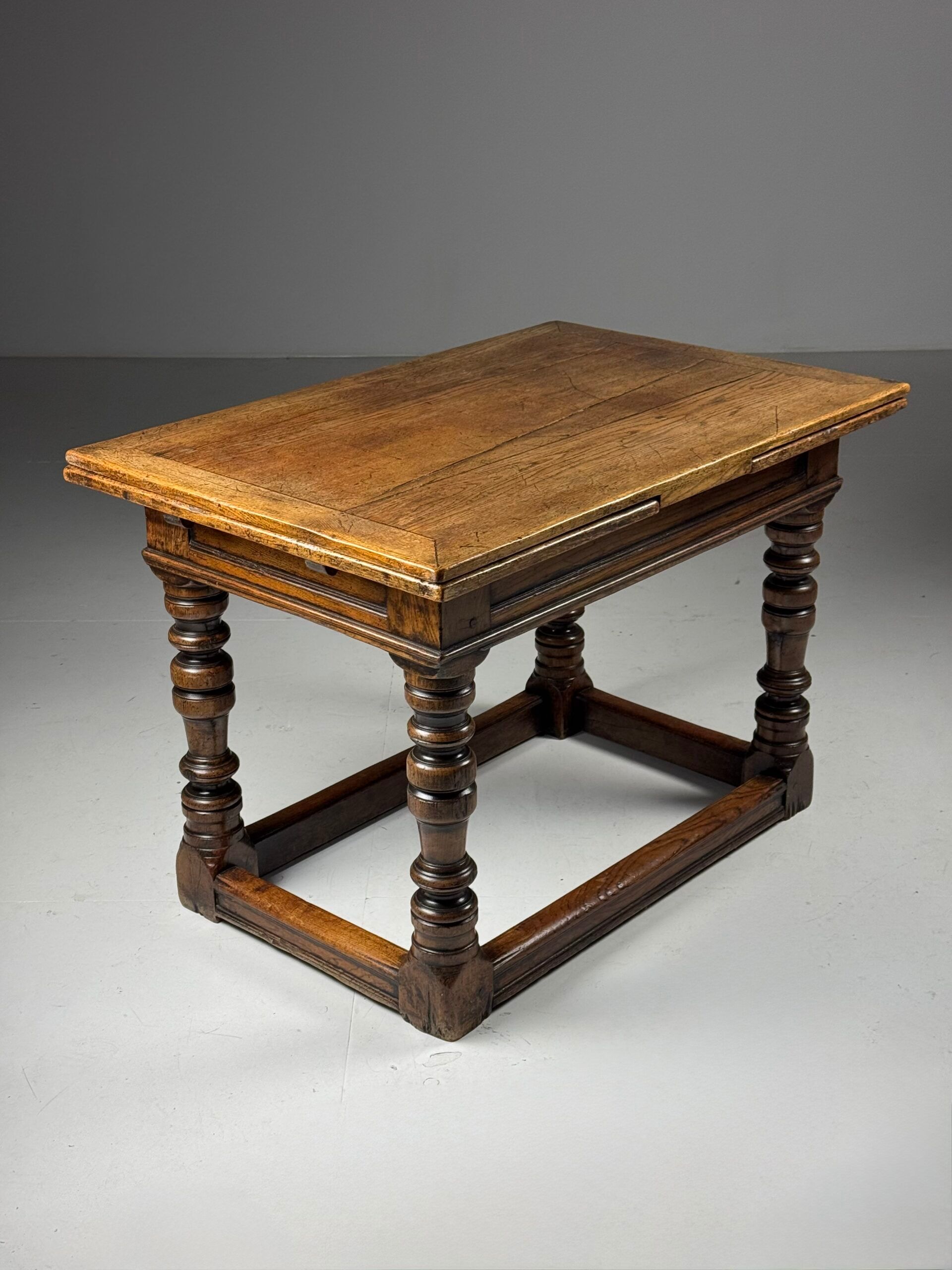 English extendable table ca. 1700