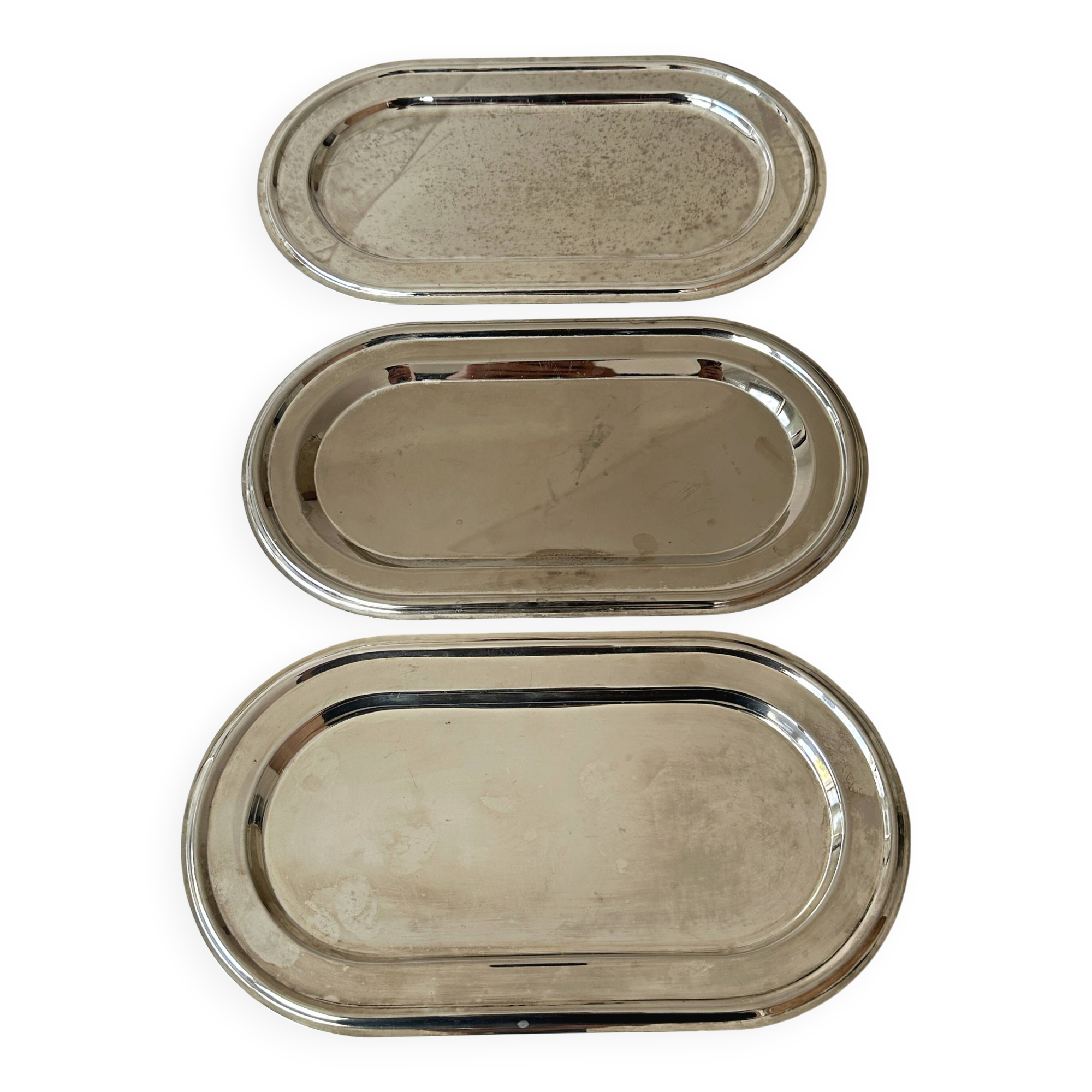 Set of 3 silver-plated trays with a very patinated finish.