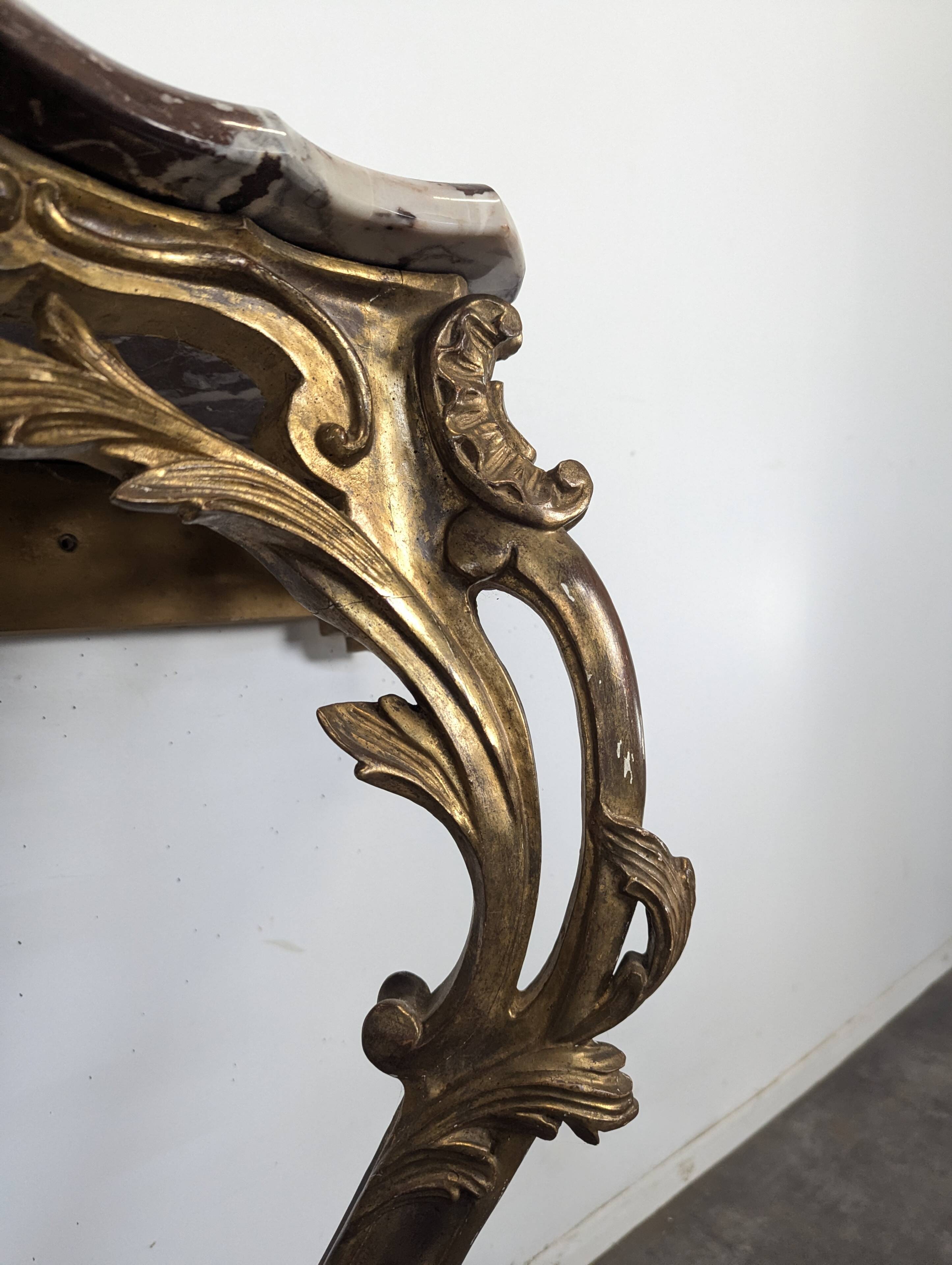 Console Louis XV en bois doré sculpté dessus marbre rouge