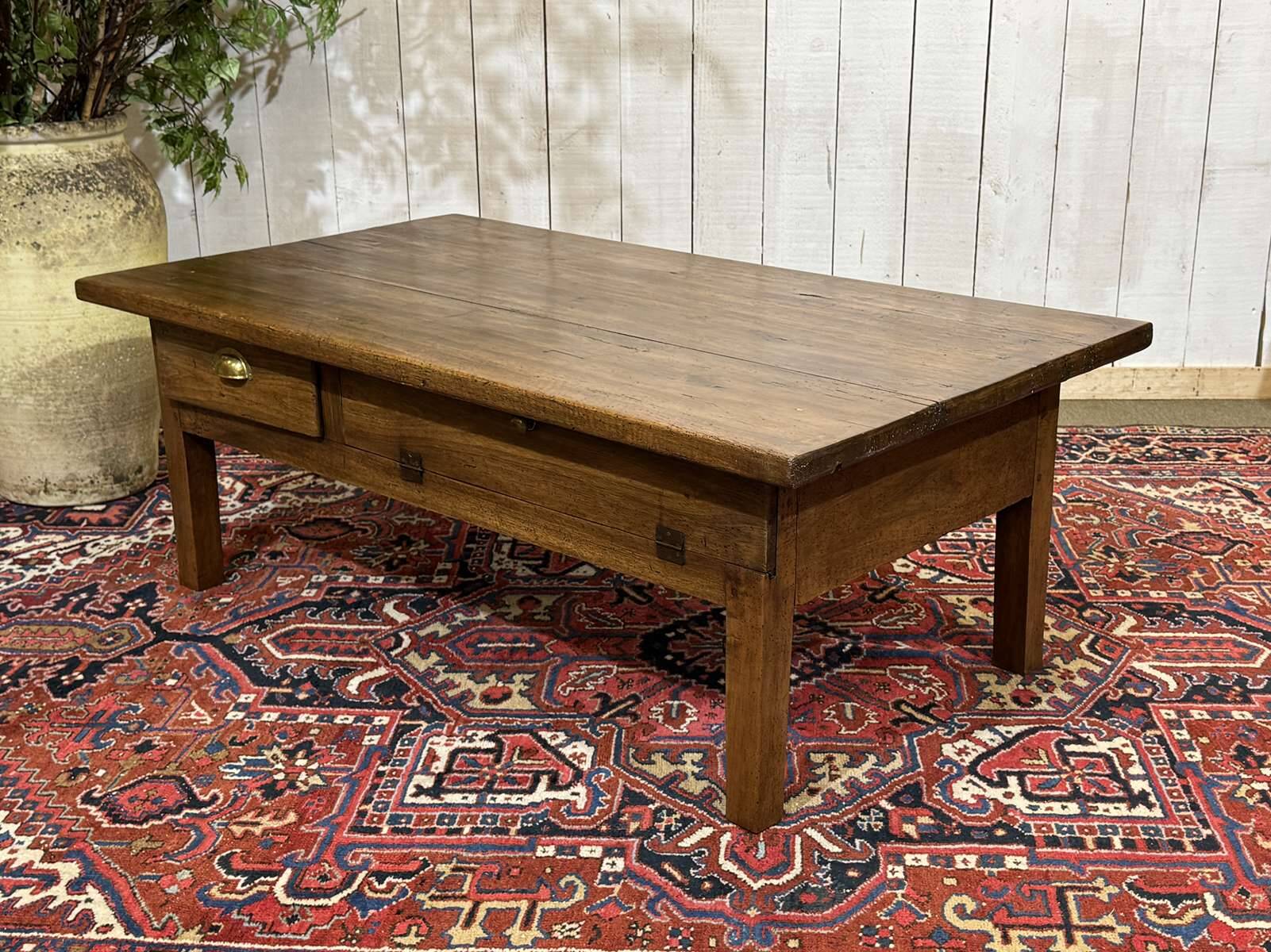 Table basse en noyer fin XIXème - ancienne table de ferme