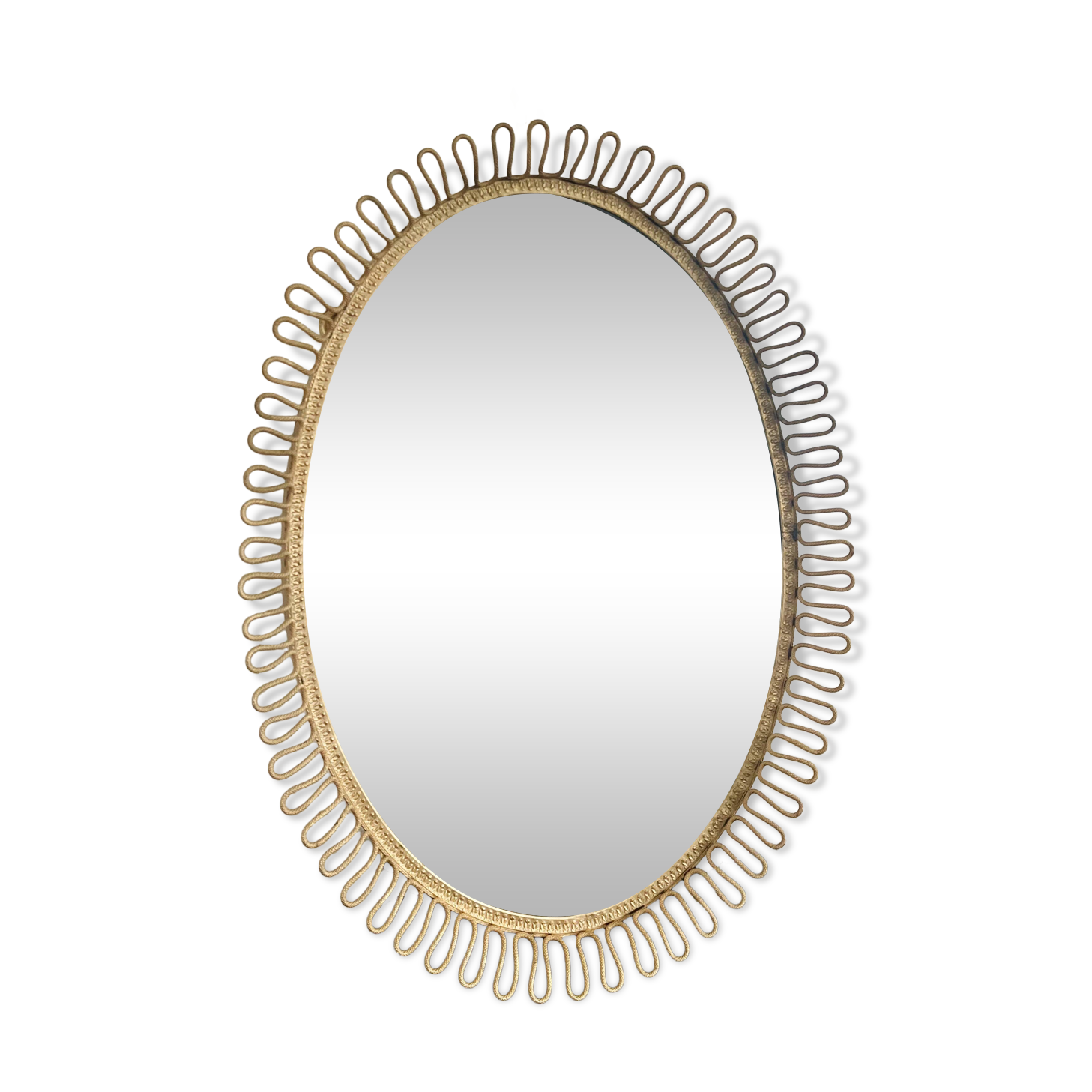 Oval mirror in gold metal