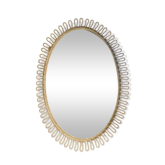 Oval mirror in gold metal