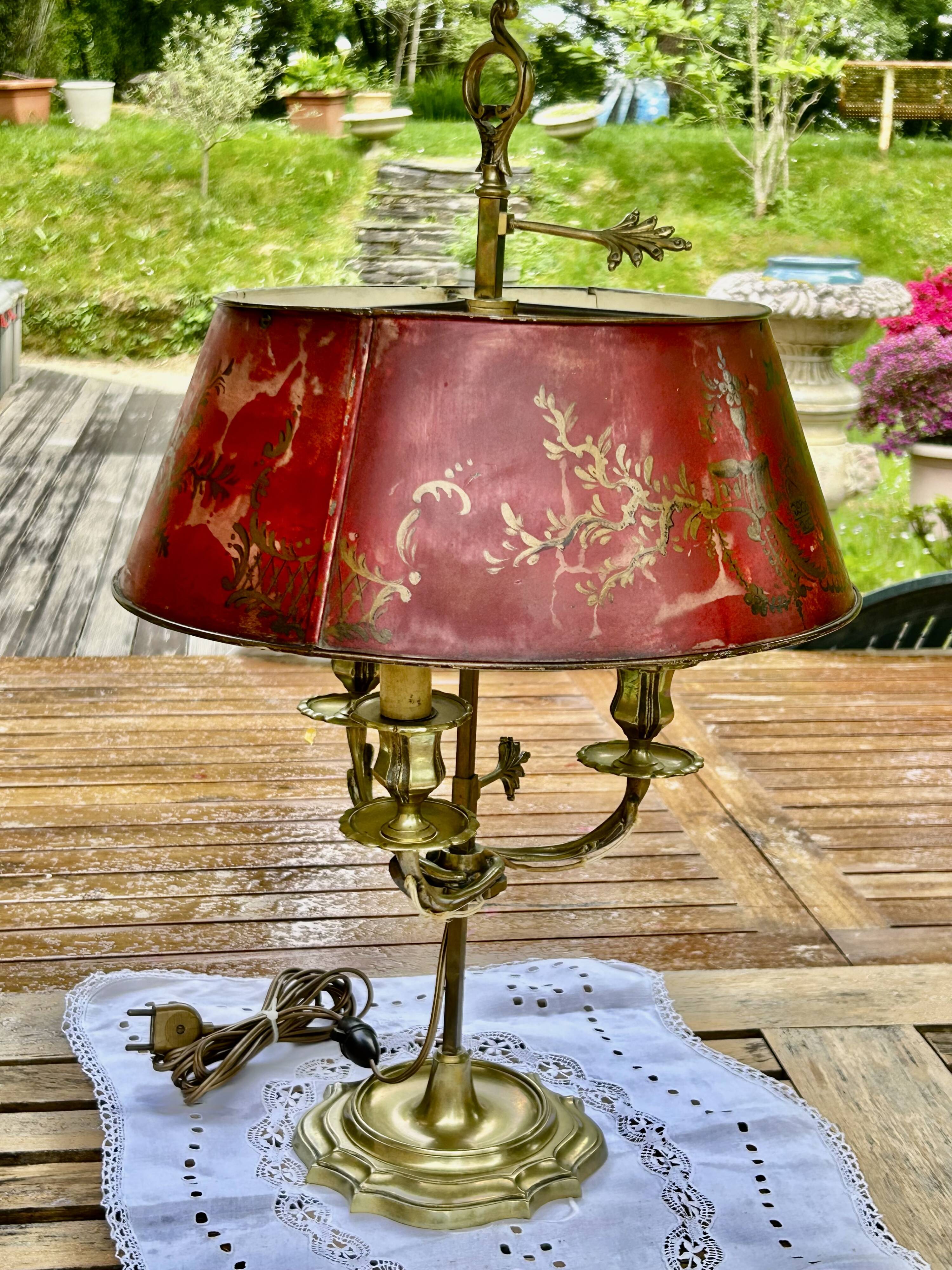 Bronze-gilt bouillotte lamp XIXth century with a tin shade featuring Japonese decoration.