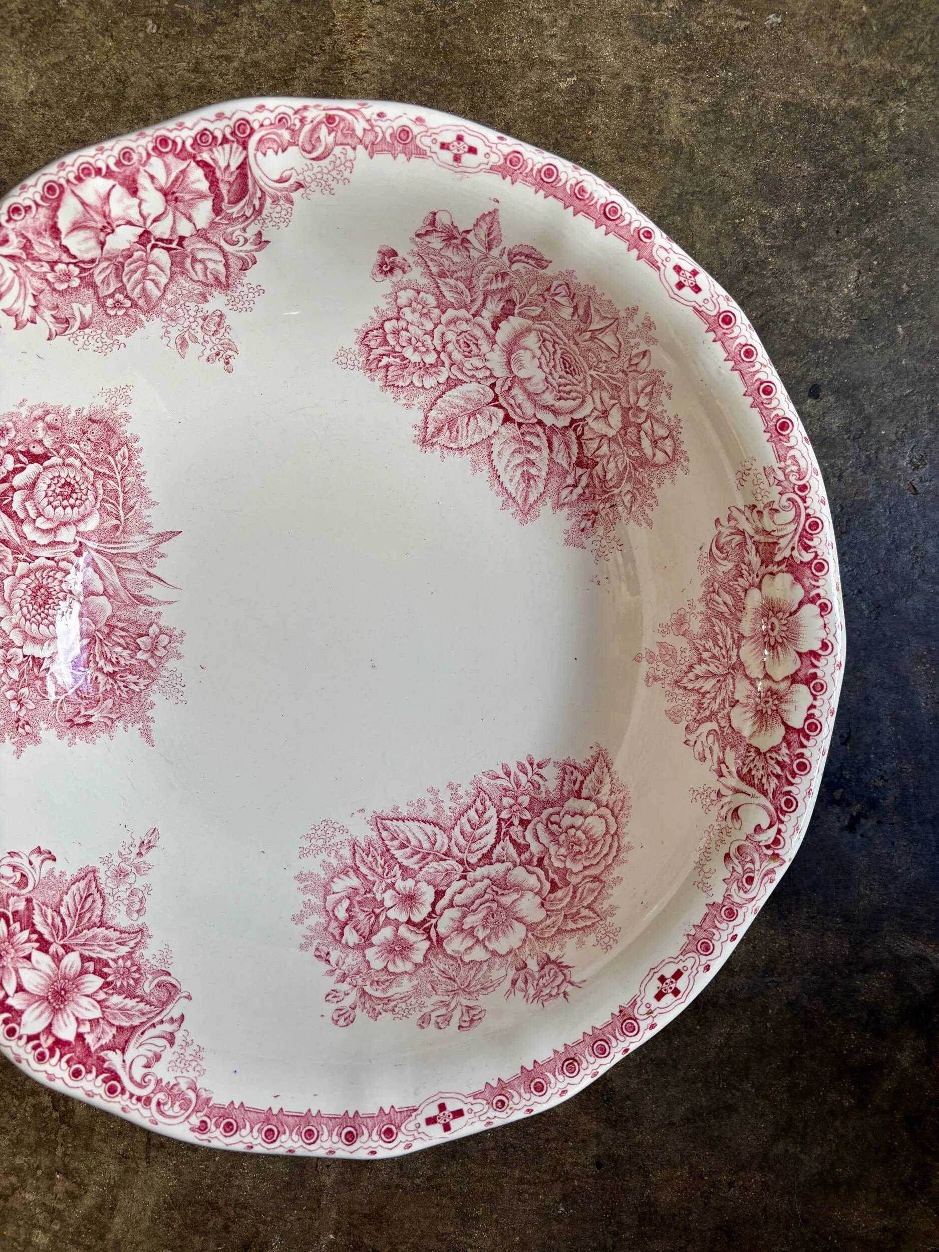 Onnaing salad bowl in pink ironstone, "Flora" service