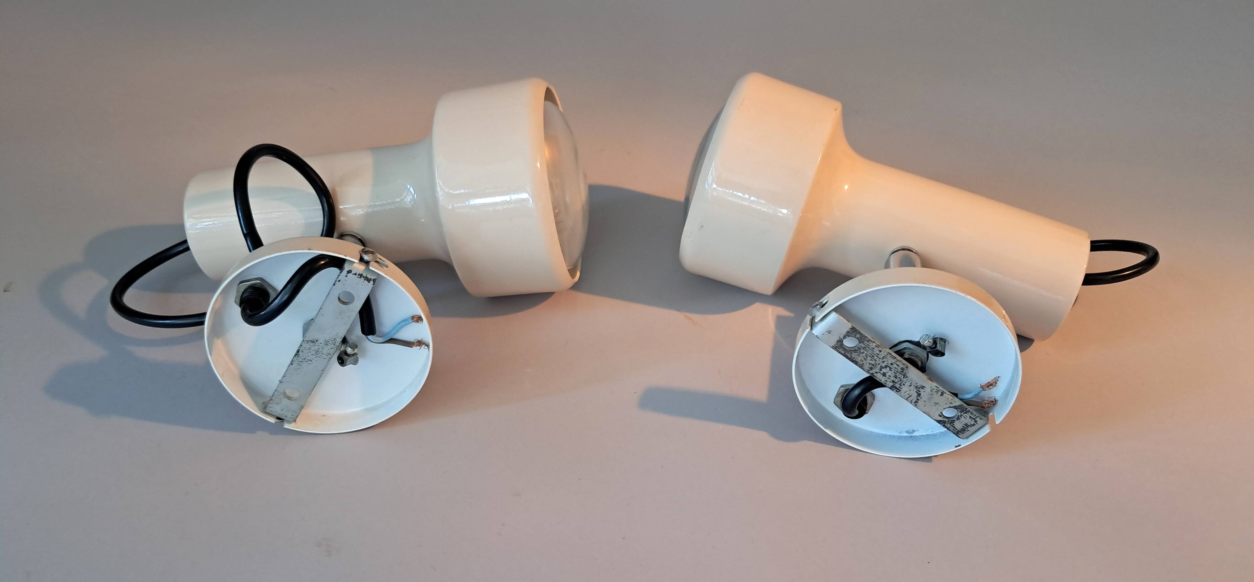 Pair of 1970 wall lights in beige lacquered aluminum.