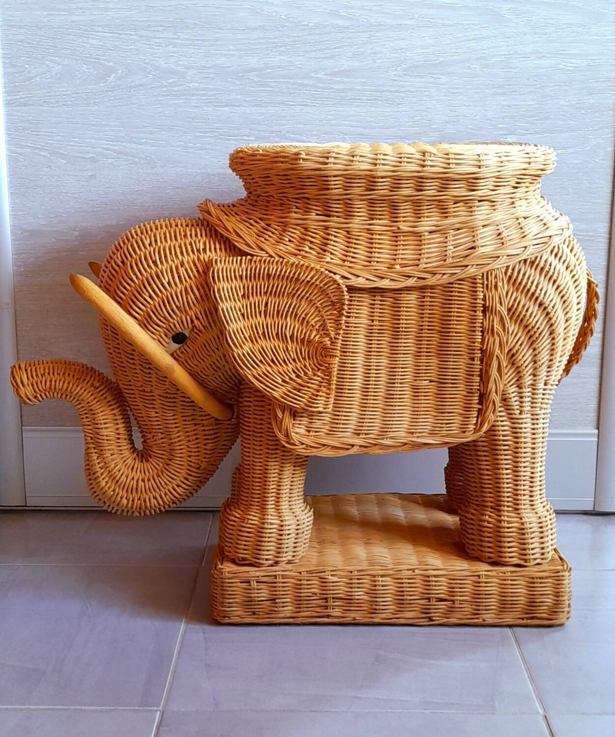 Éléphant en rotin années 70
