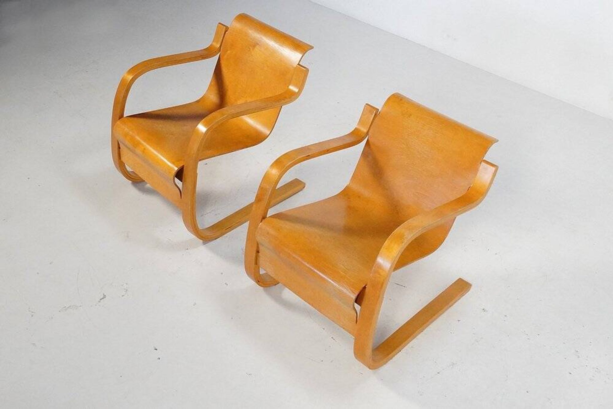 Ensemble de chaises longues cantilever n° 31 par Alvar Aalto, années 1930.