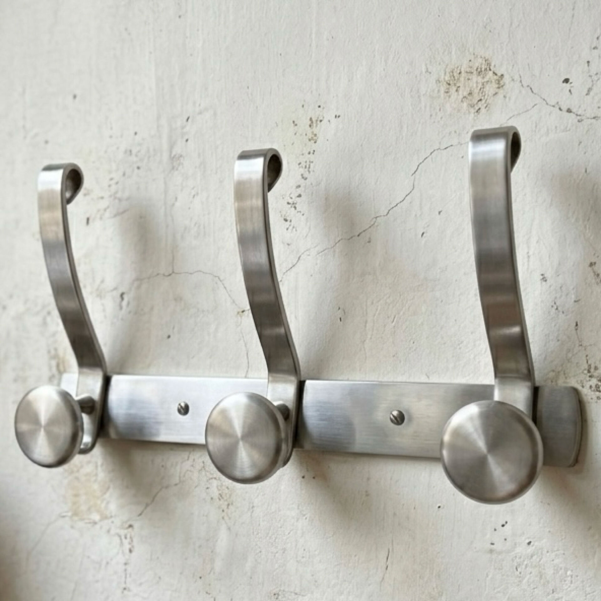 Vintage wall-mounted coat rack in brushed aluminium – minimalist design year