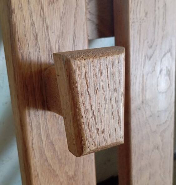 Wall-mounted wardrobe in solid oak
