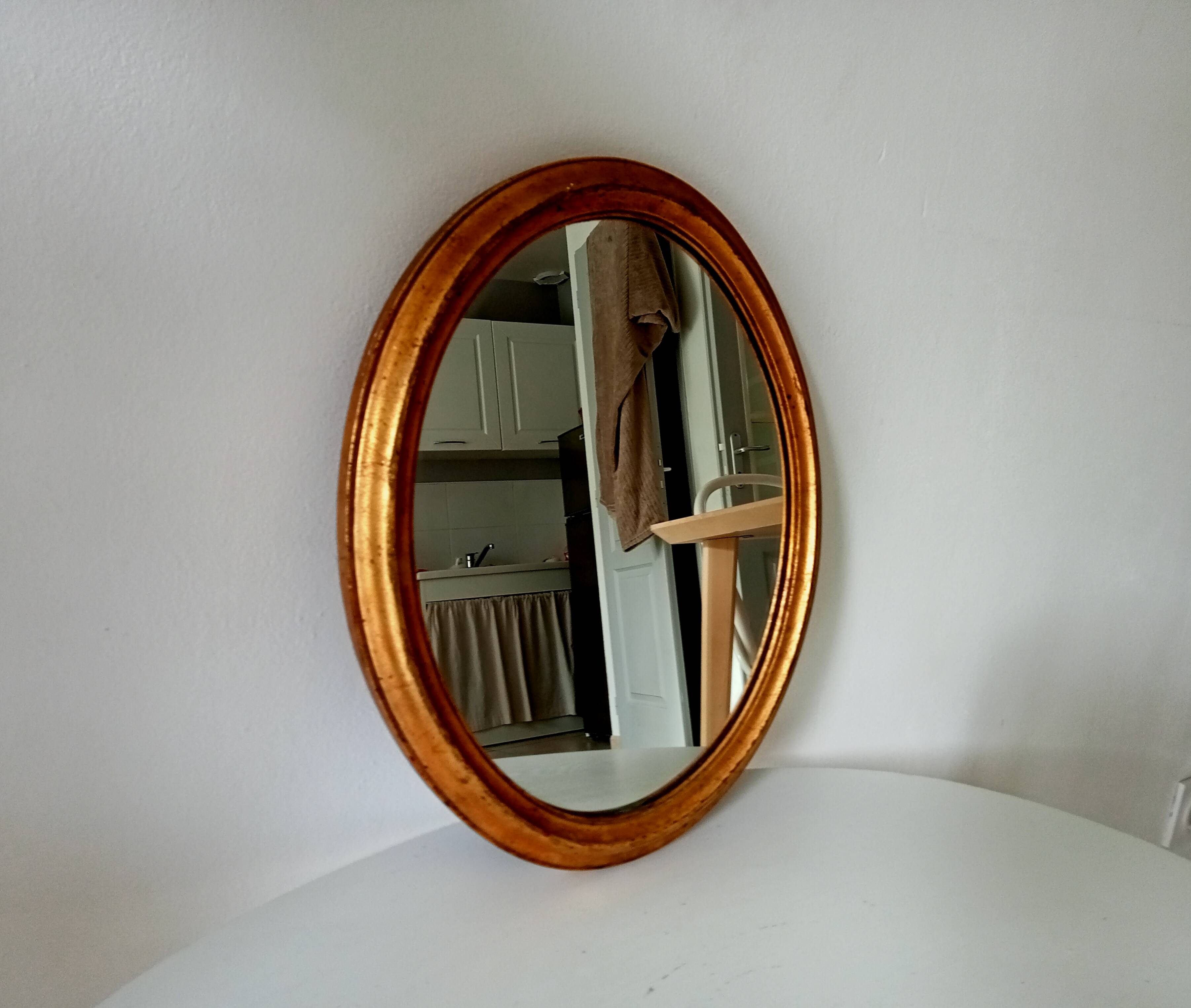 Antique oval mirror in gilded solid wood