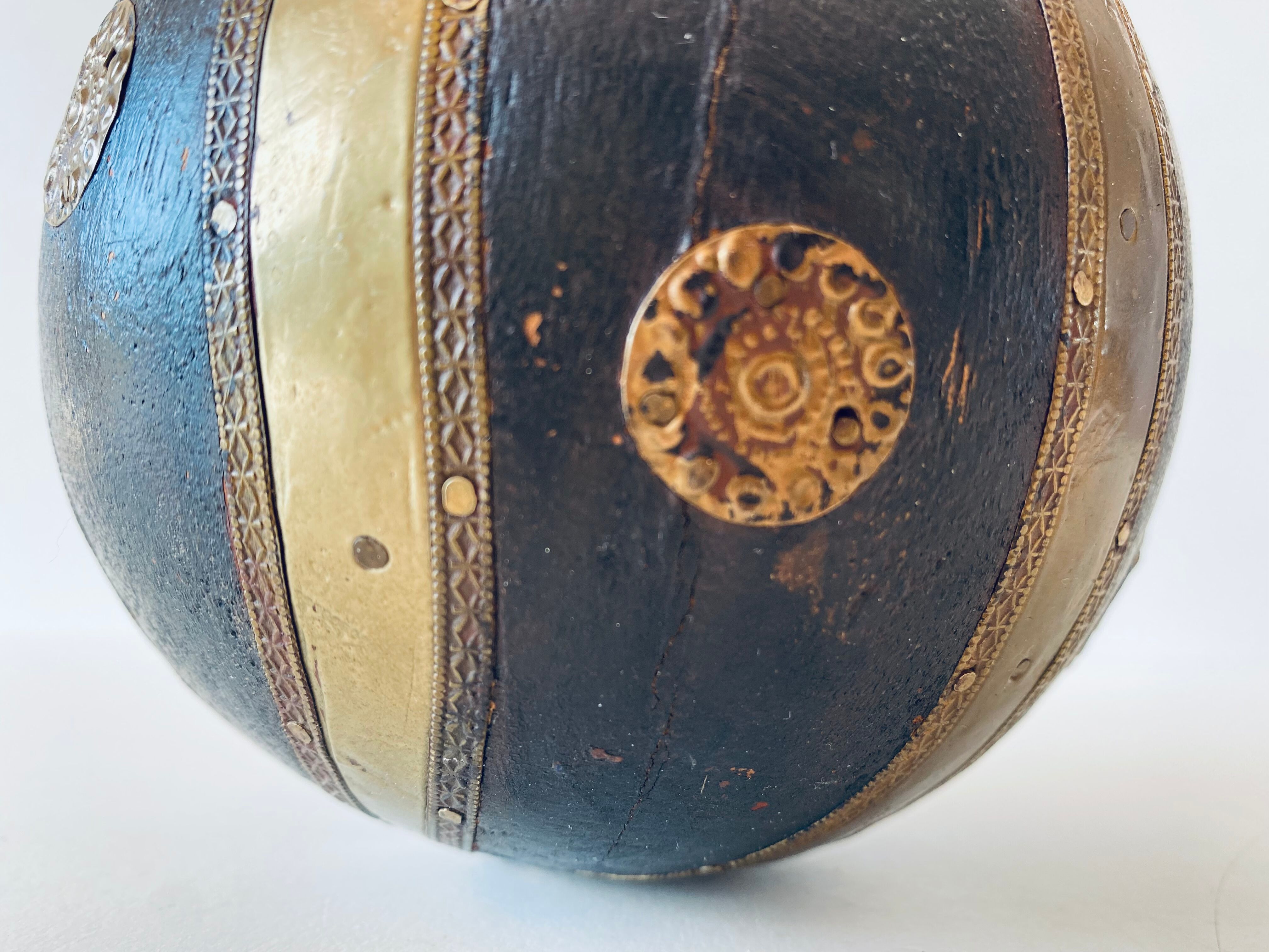 Decorative ball in wood and laion