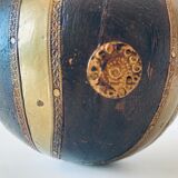 Decorative ball in wood and laion