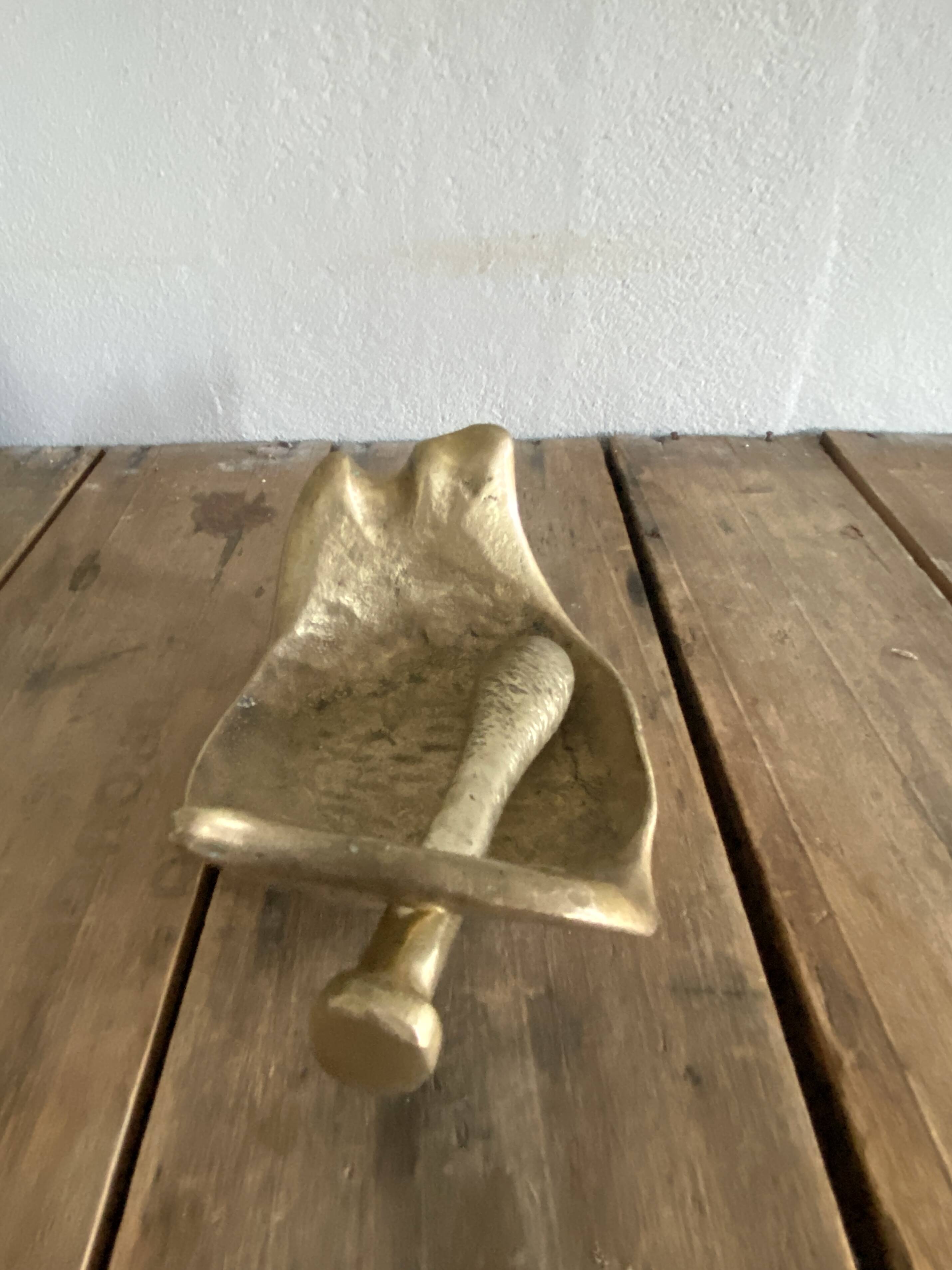 Cendrier et pilon, bronze