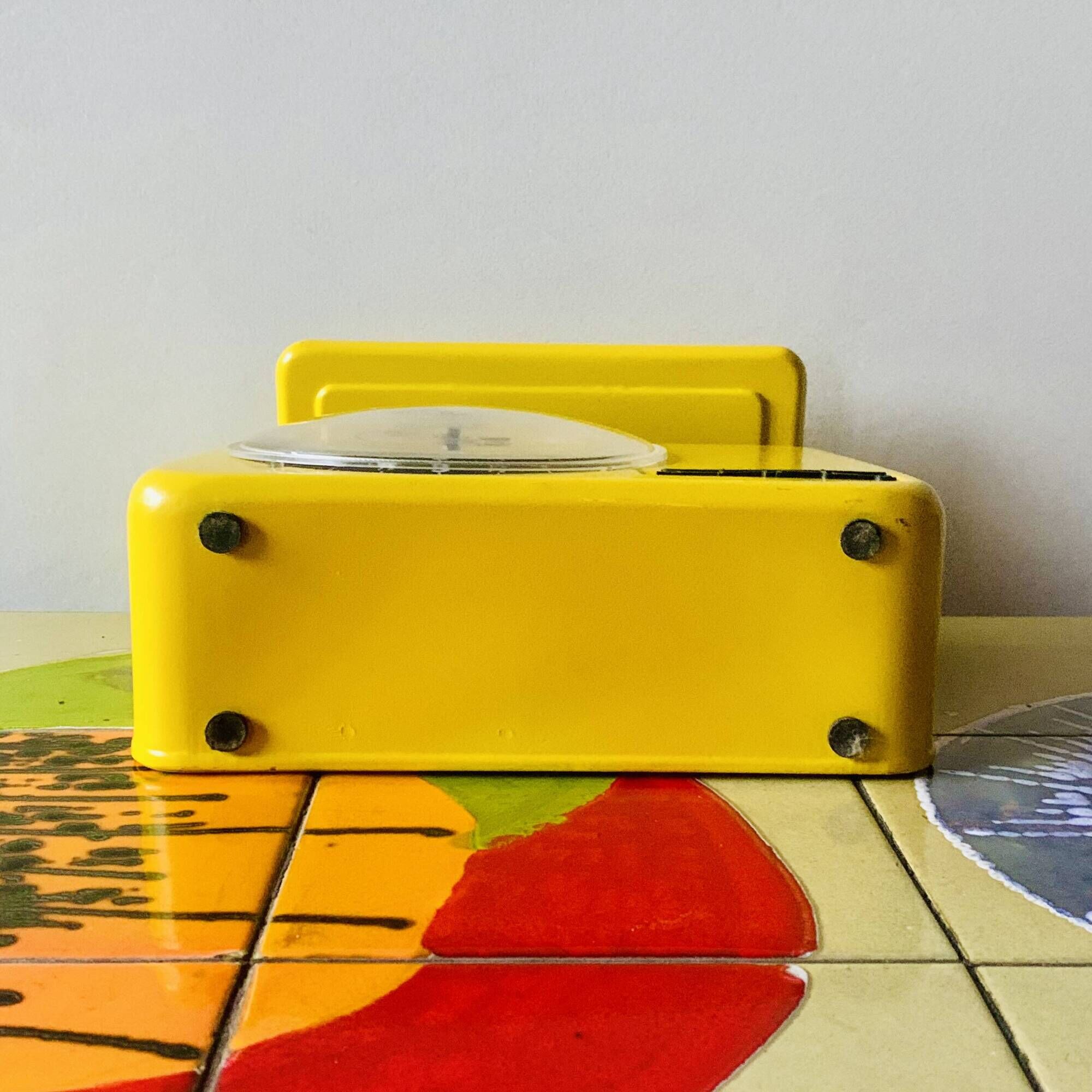 Stube - vintage yellow kitchen scale in enameled metal - force 10