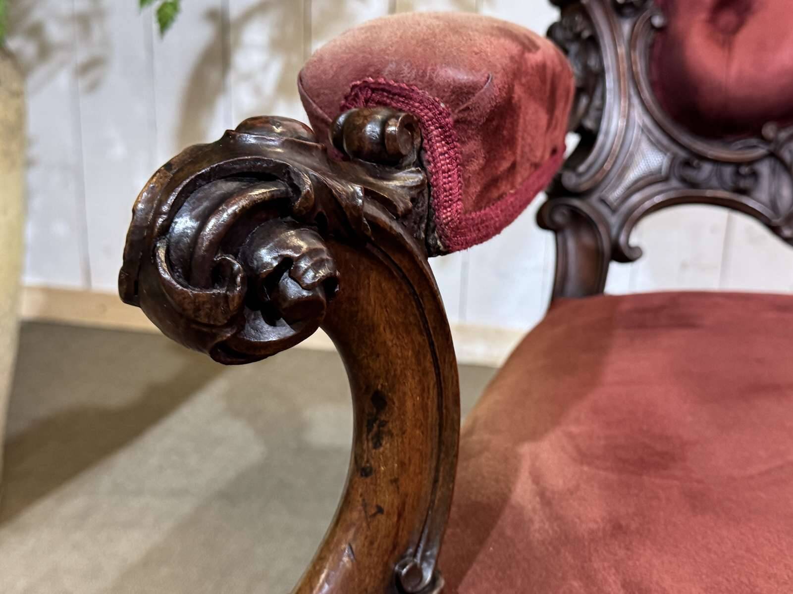 Fauteuil en acajou 19ème richement sculpté de style baroque
