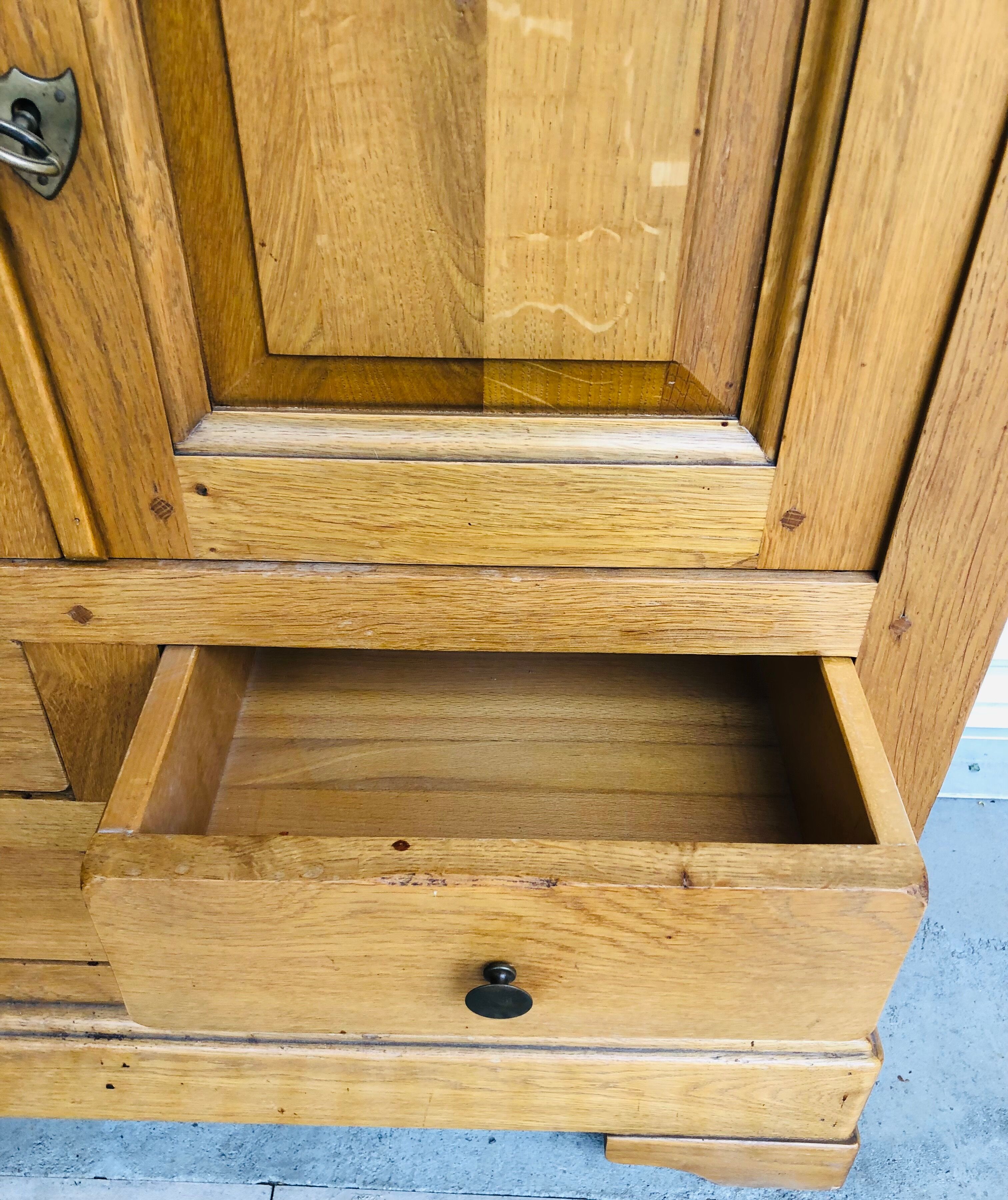 Entrance cabinet in light solid wood