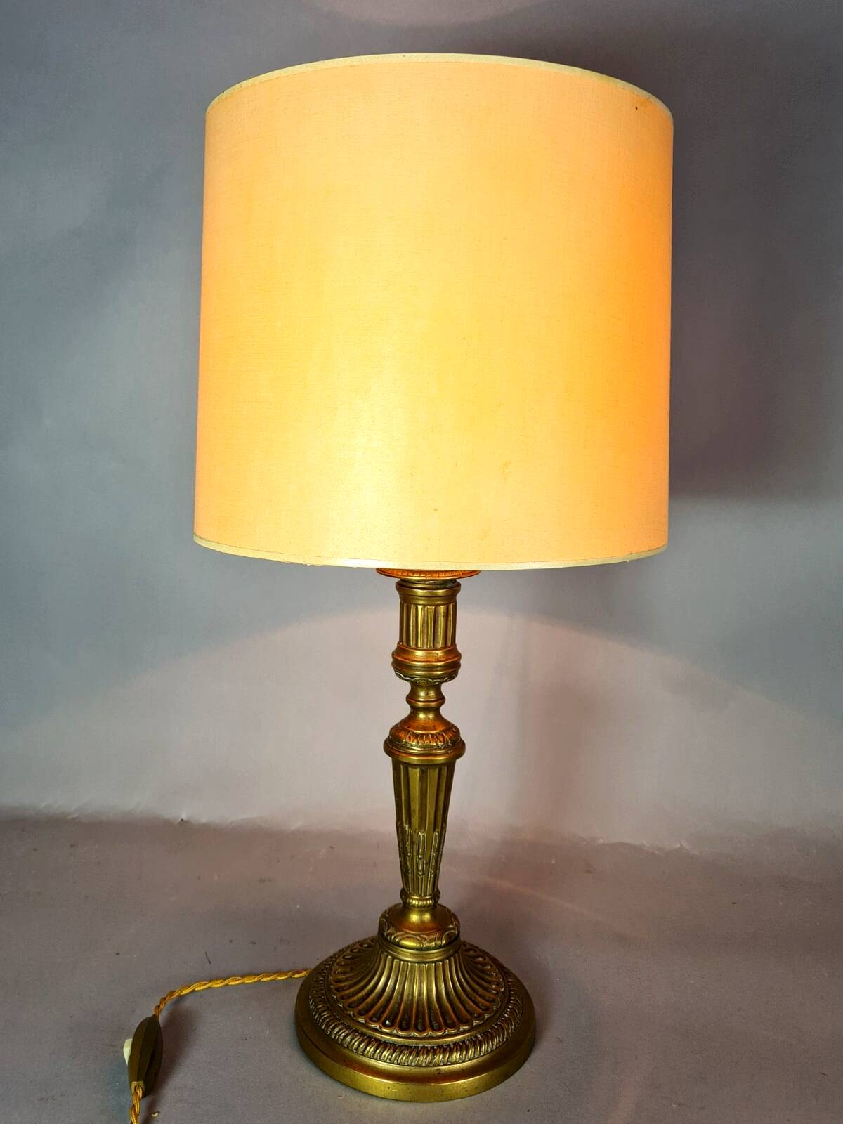 Lampe à poser avec abat-jour, ancien flambeau en bronze style Louis XVI 50 cm C757