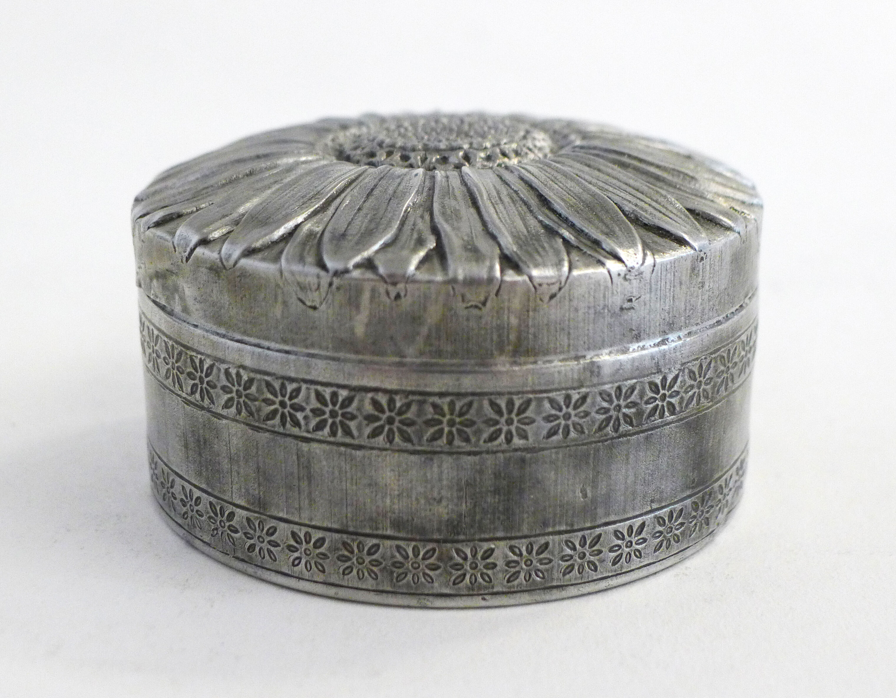 Marguerite round box, made of metal