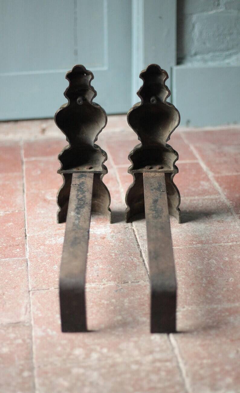 Chenets vintage, paire de chenets, accessoire cheminée, chenets laiton et fonte, andirons