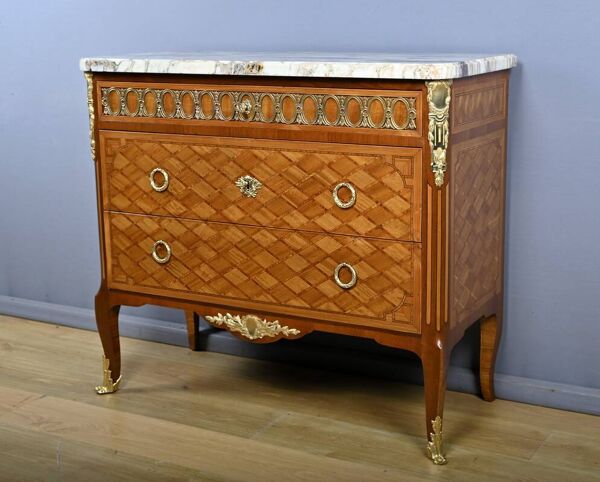 Commode Sauteuse en Marqueterie, style Transition Louis XV Louis XVI – Débu