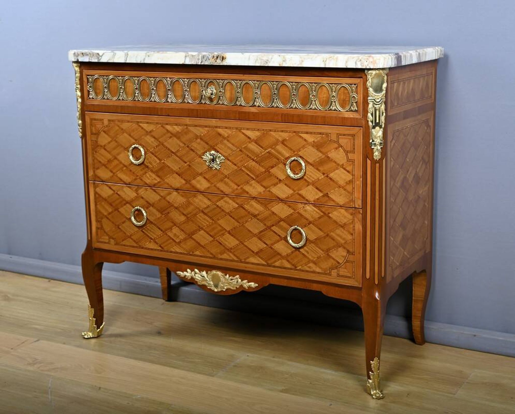 Commode Sauteuse en Marqueterie, style Transition Louis XV Louis XVI – Débu