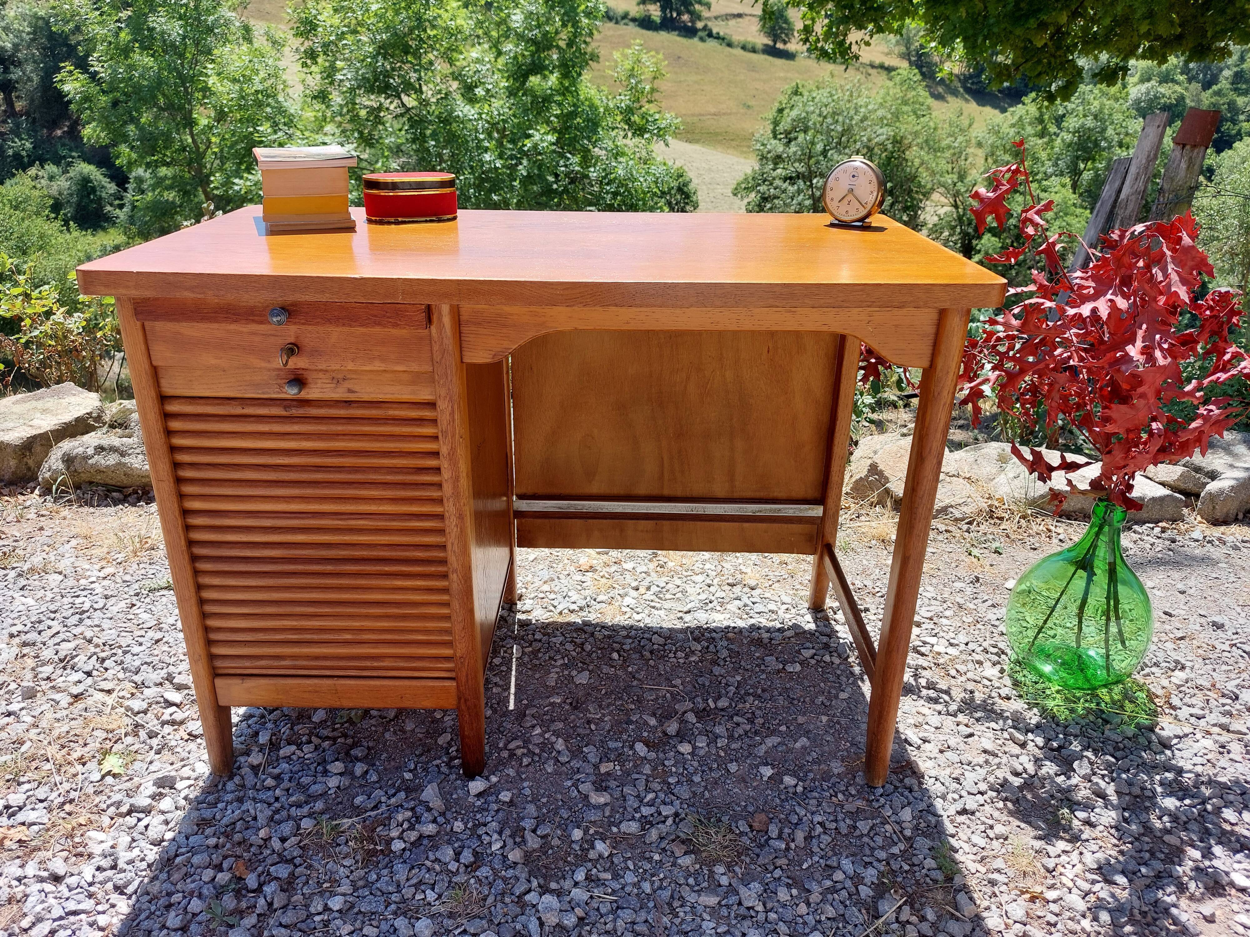 Desk with curtain binder