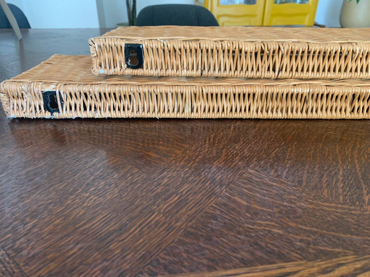 Set of 2 wicker shelves