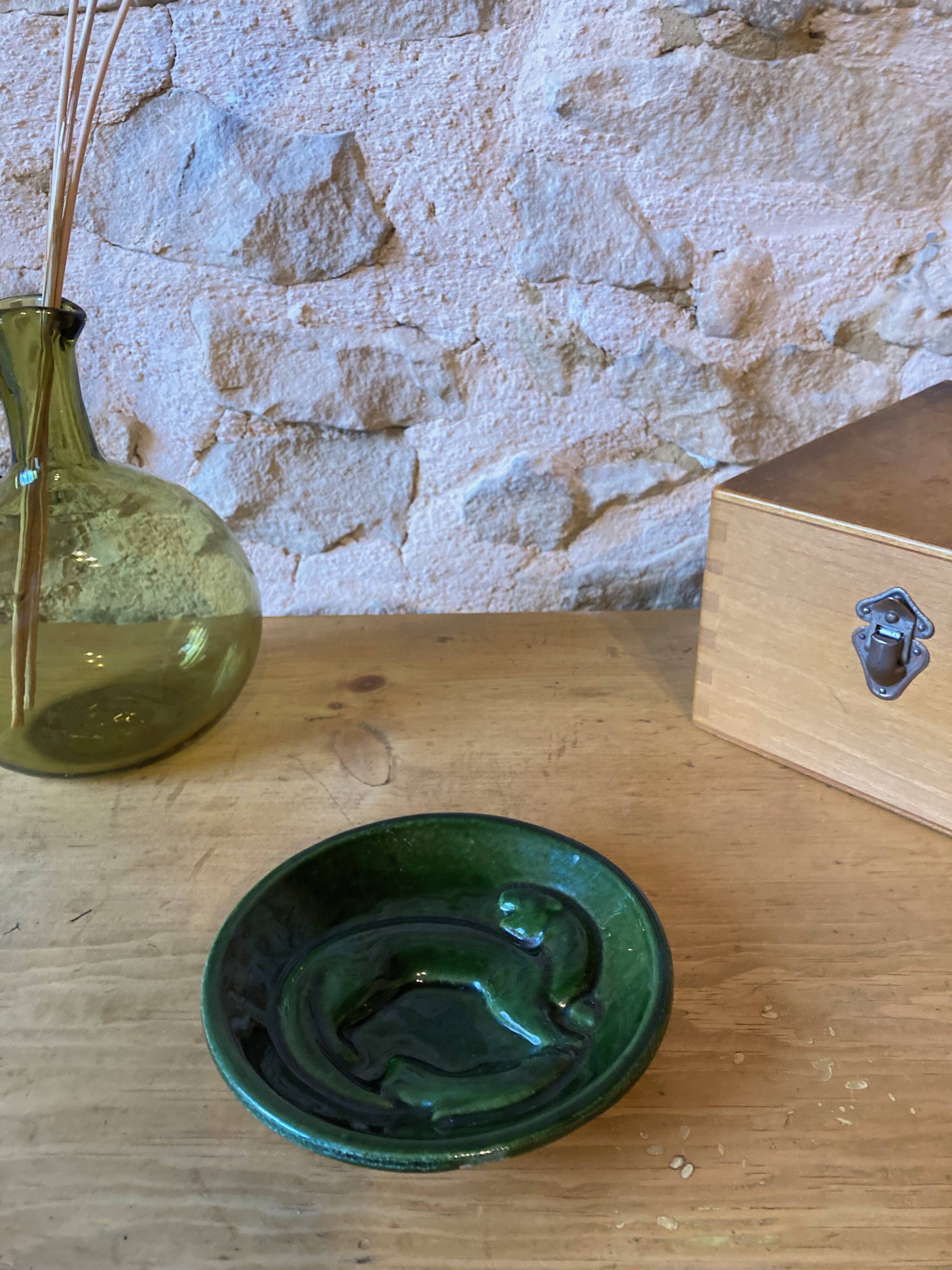 Pocket tray or ashtray with otter and fish in enameled cast iron, Finland, 1960s