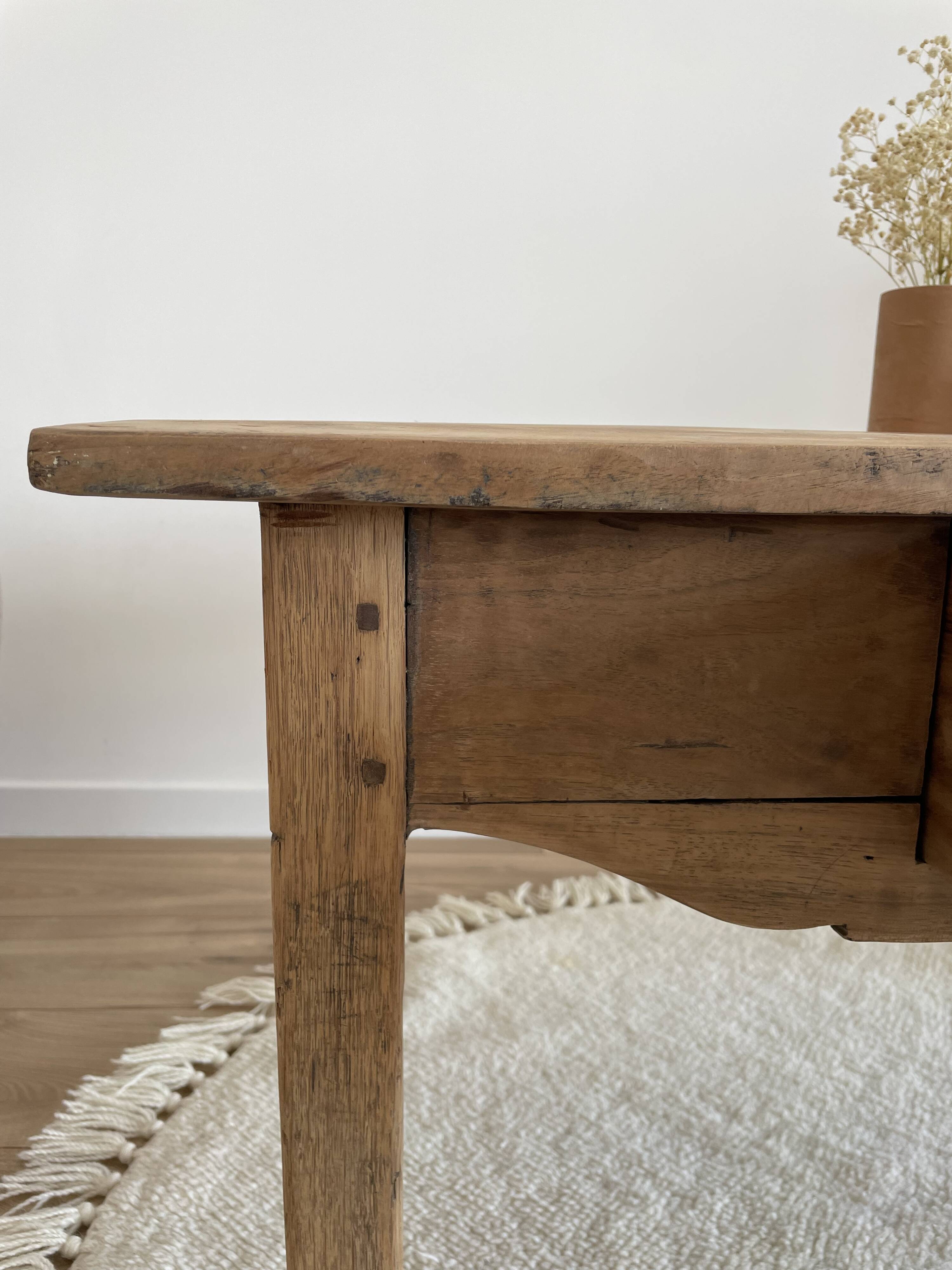 Table basse de ferme ancienne en bois brut