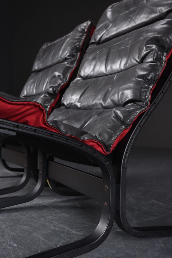 Fauteuil et ottoman vintage Siesta en cuir noir avec dossier rouge par Ingmar Relling