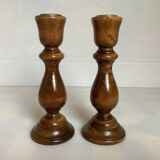 Paire de bougeoirs en bois verni