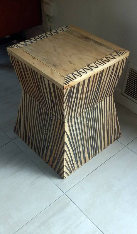 Tabouret coffre en teck naturel brun et noir.