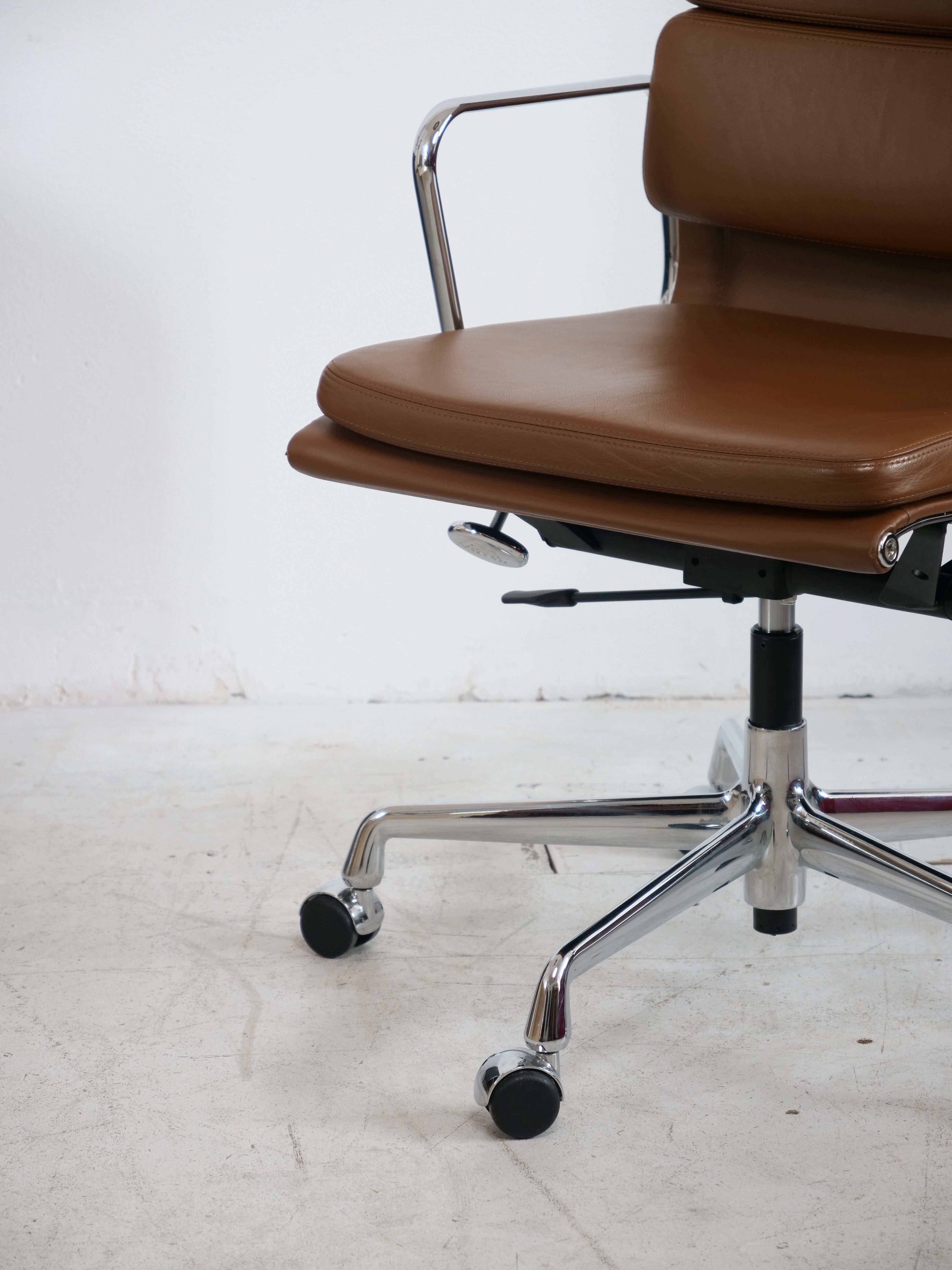 Eames EA 219 Vitra leather office chair