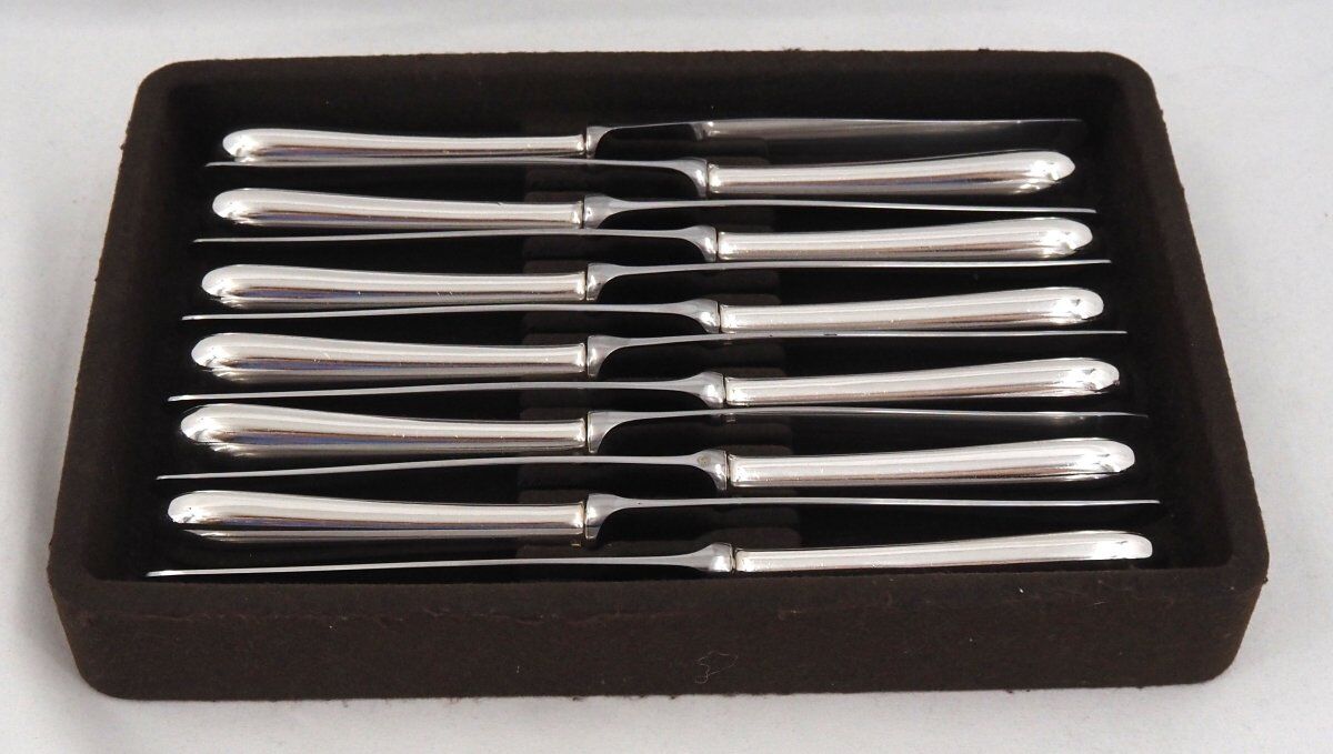 Christofle modèle Baguette, 12 couteaux de table en métal argenté, en parfait état.