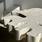 Très grande table basse en manguier blanchi plateau organique D:140cm