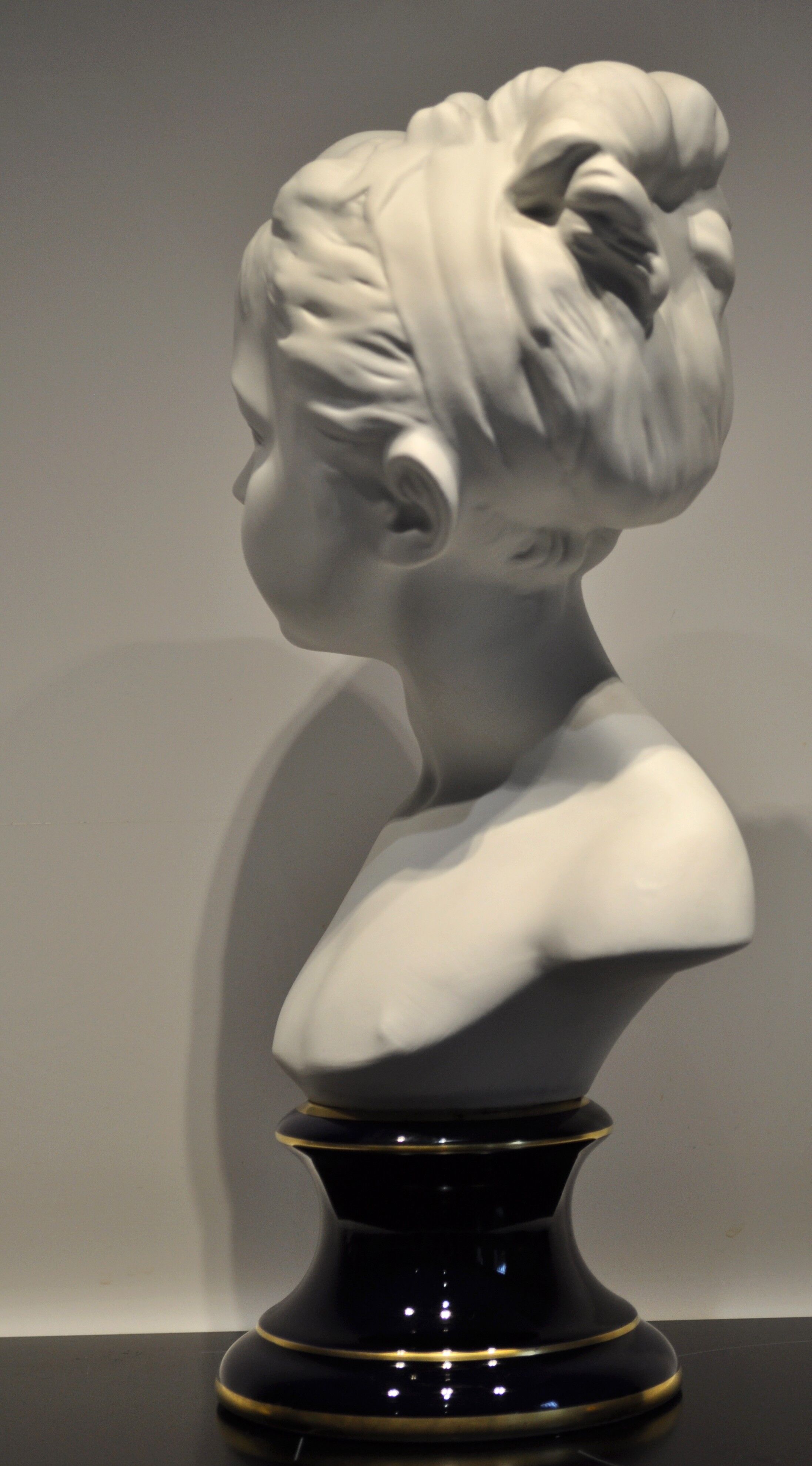 Young girl Houdon GM blue foot