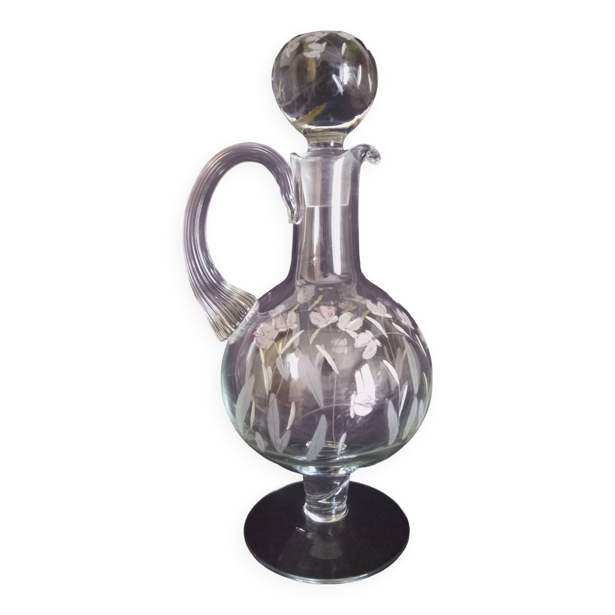 Carafe à vin sur pied, en verre taillé et émaillé