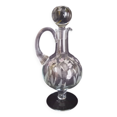 Carafe à vin sur pied, en verre taillé et émaillé