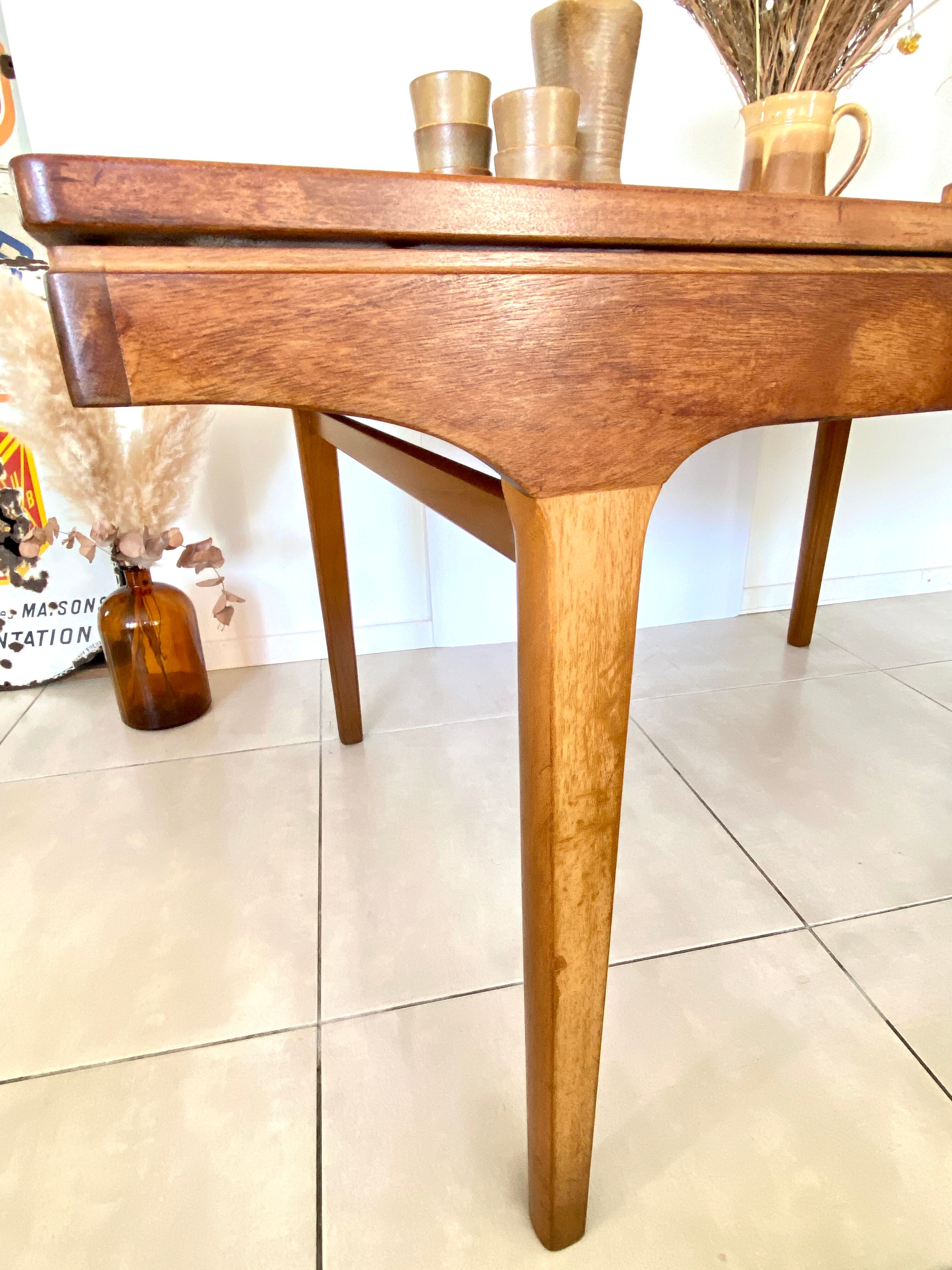 Extendable dining table in NATHAN teak