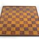 Ensemble d'échecs en bois ancien et plateau