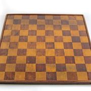 Ensemble d'échecs en bois ancien et plateau