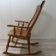 Rocking-chair en bois du milieu du siècle
