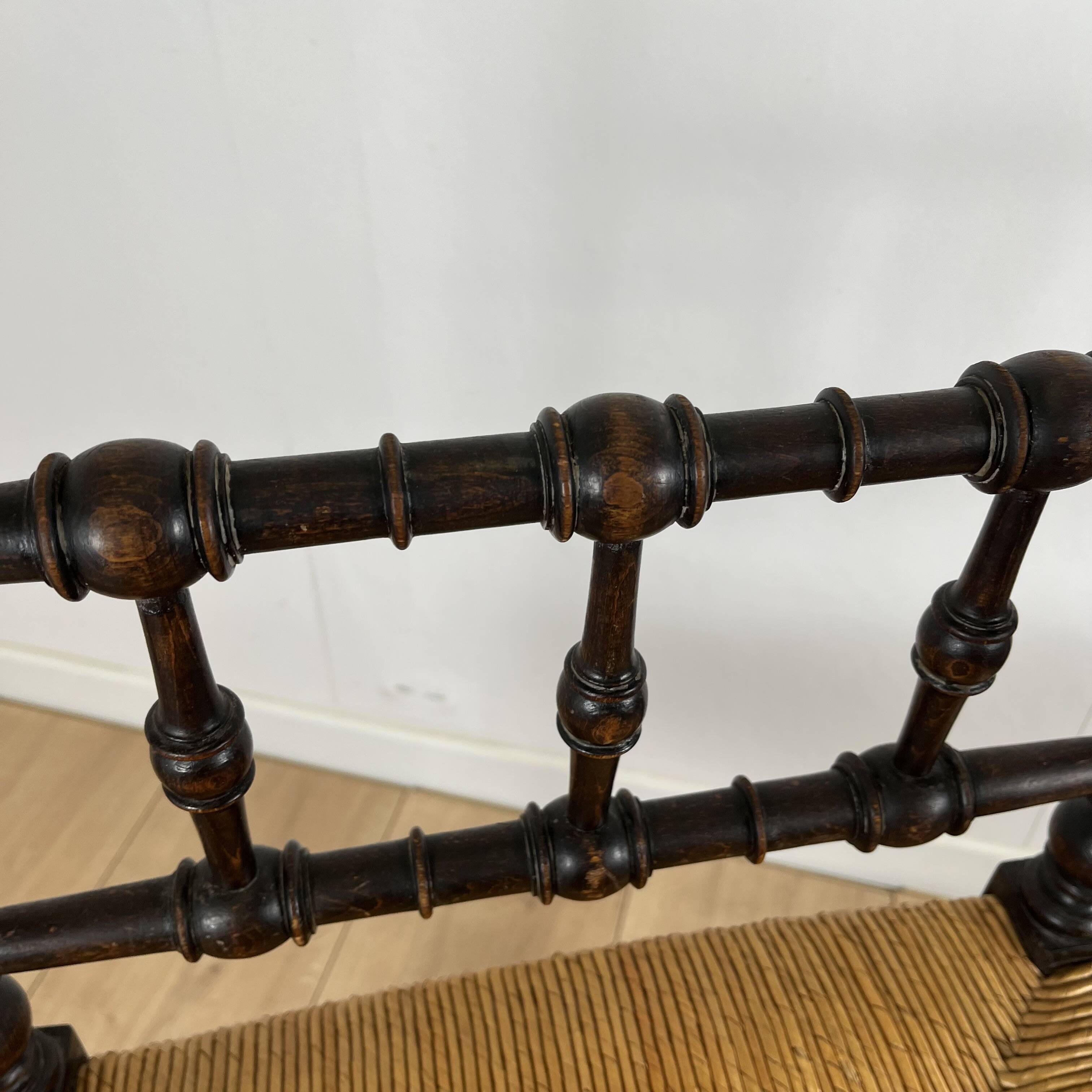 Corner chair in carved wood and straw, late 19th century.