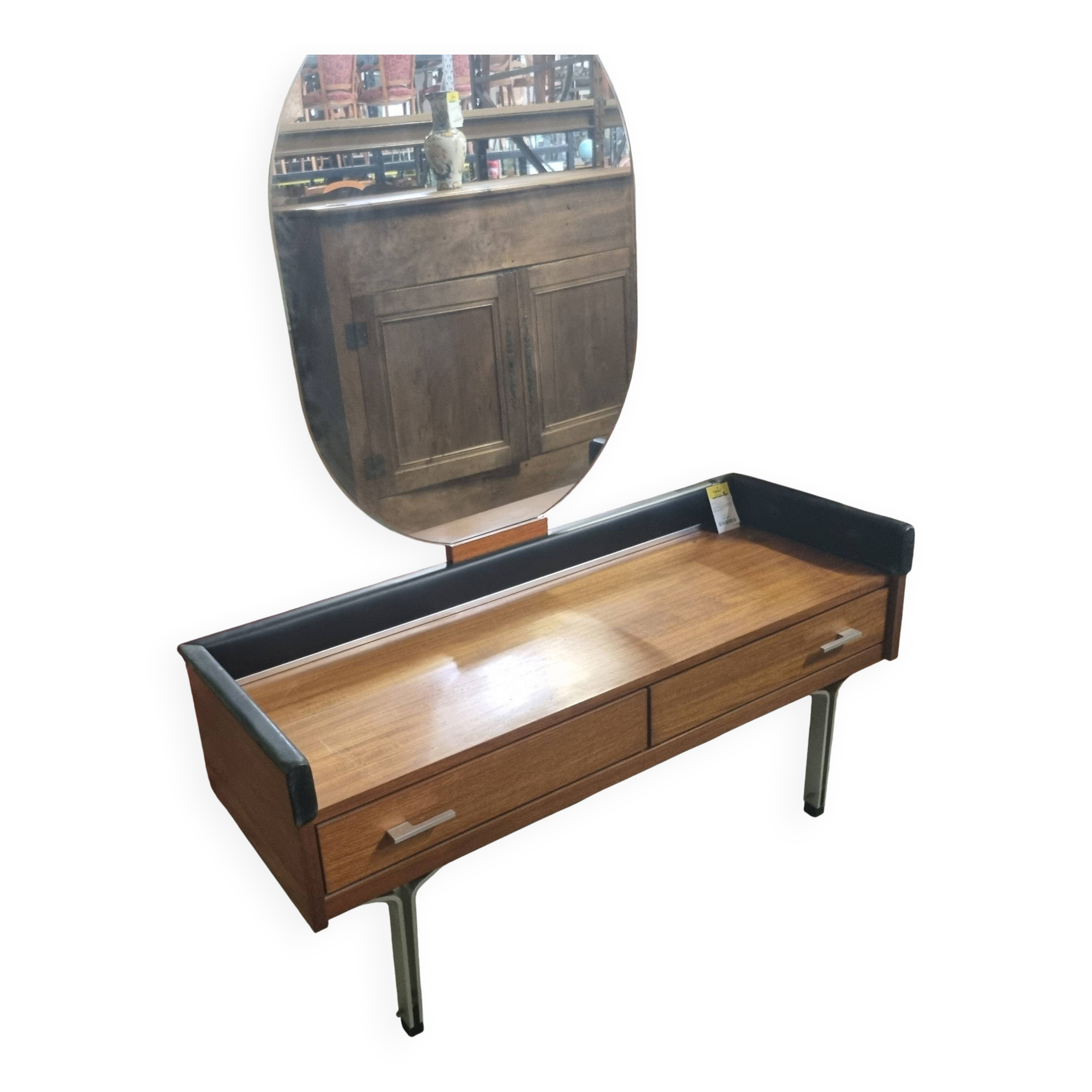 Dressing table with its mirror